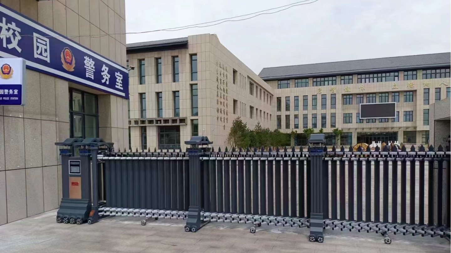 某學校大門伸縮門